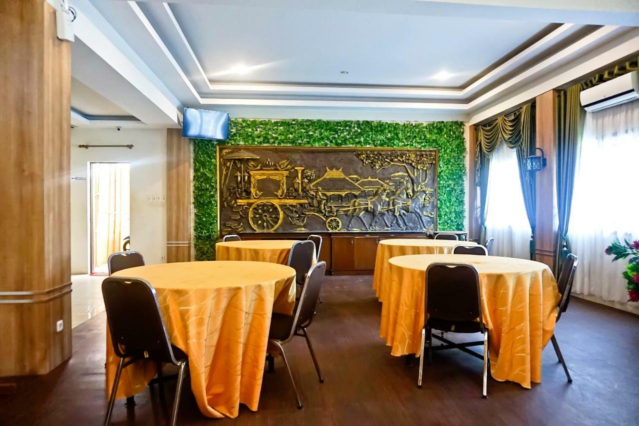 Oyo 627 Tirta Kencana Syariah Hotel Pekanbaru Buitenkant foto